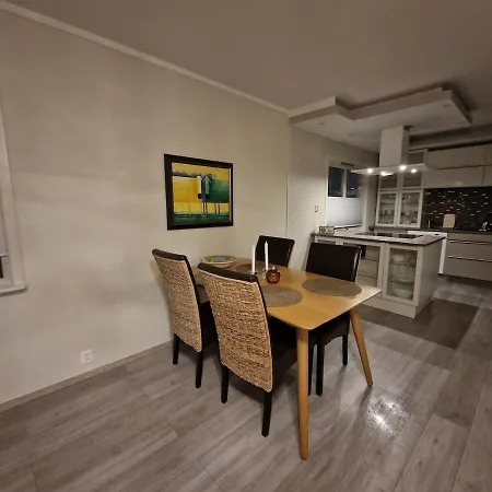 Central,free Parking And 10 Min Walk To Train Station