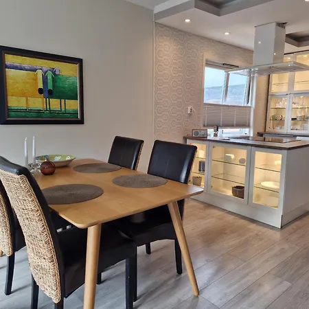 Central,free Parking And 10 Min Walk To Train Station *