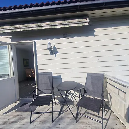 Central,free Parking And 10 Min Walk To Train Station