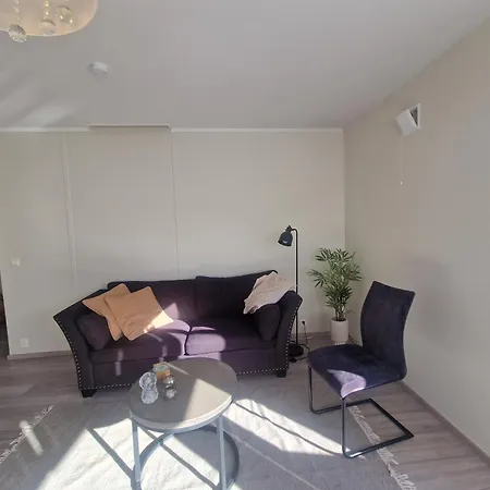 Central,free Parking And 10 Min Walk To Train Station