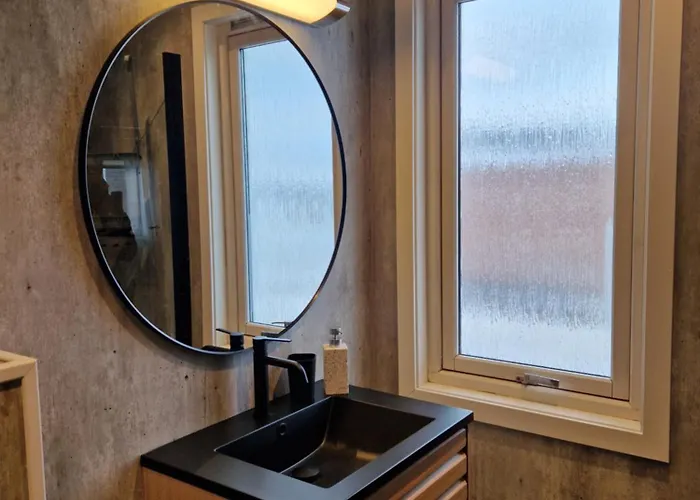 Central,free Parking And 10 Min Walk To Train Station Lägenhet *