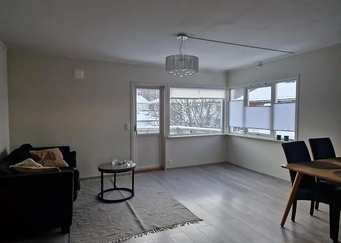 Central,free Parking And 10 Min Walk To Train Station
