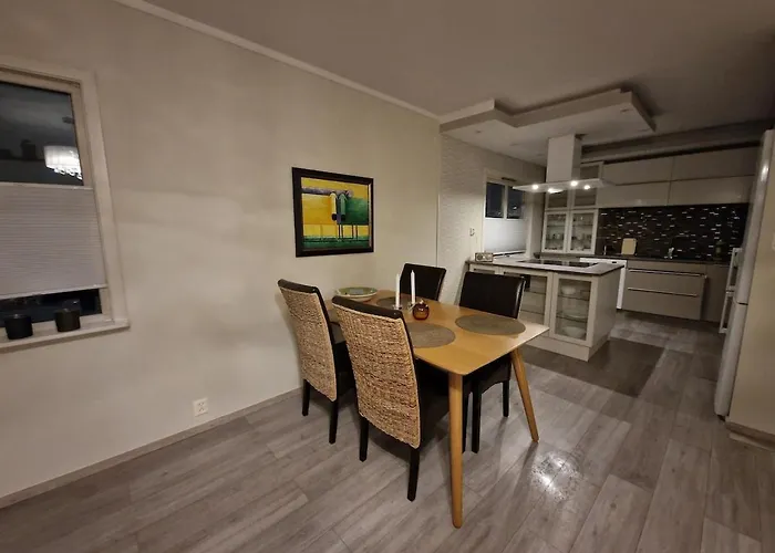 Central,free Parking And 10 Min Walk To Train Station