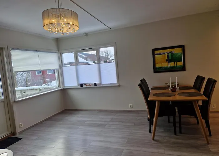 Central,free Parking And 10 Min Walk To Train Station