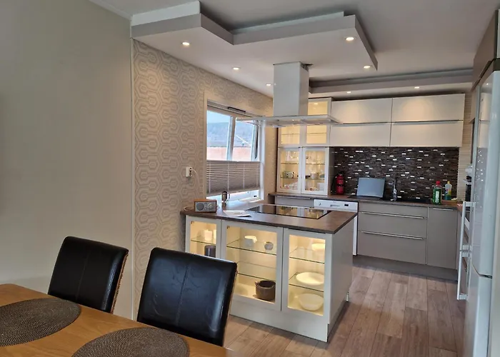 Central,free Parking And 10 Min Walk To Train Station Appartement *