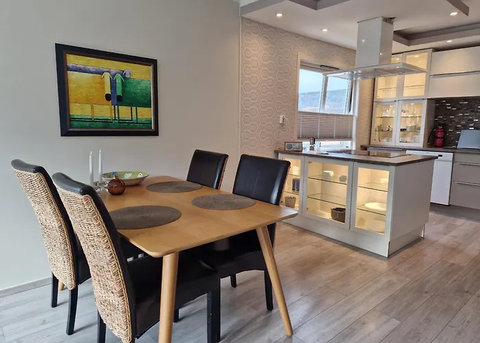 Central,free Parking And 10 Min Walk To Train Station *