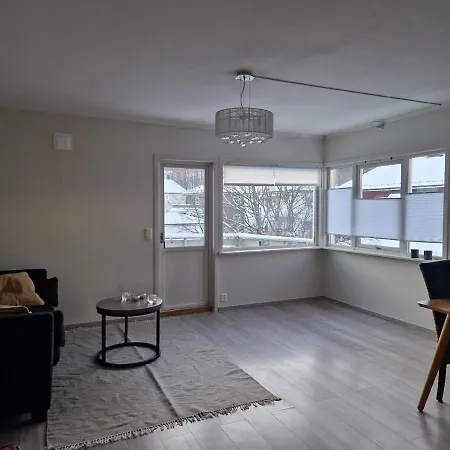 Central,free Parking And 10 Min Walk To Train Station