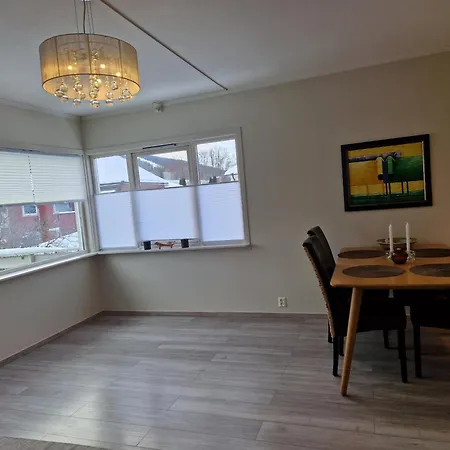 Central,free Parking And 10 Min Walk To Train Station