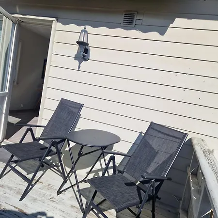 Central,free Parking And 10 Min Walk To Train Station
